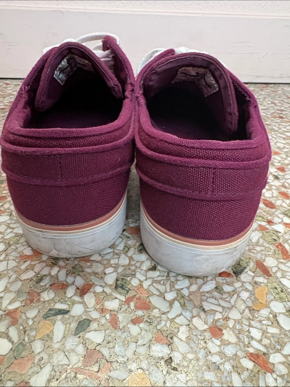 Womens 8 Nike Stefan Janoski Skate Shoes in Burgundy - Low Top Casual Sneakers